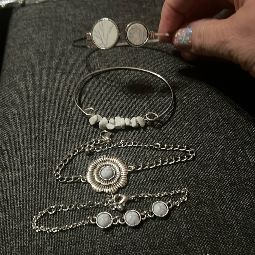 New boutique 4 pc stackable boho style bracelets